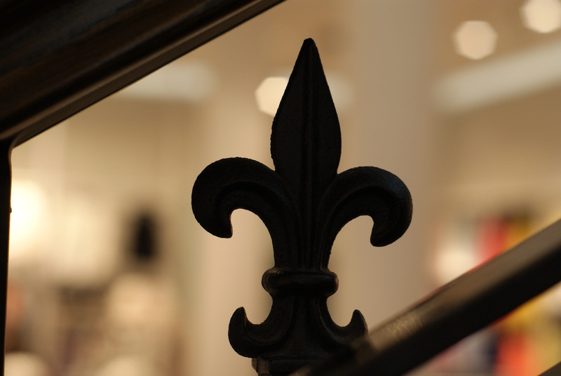 metal, ornate, no people, decoration, selective focus, iron - metal, 4K, close-up, architecture, day, representation, black color, shape, focus on foreground