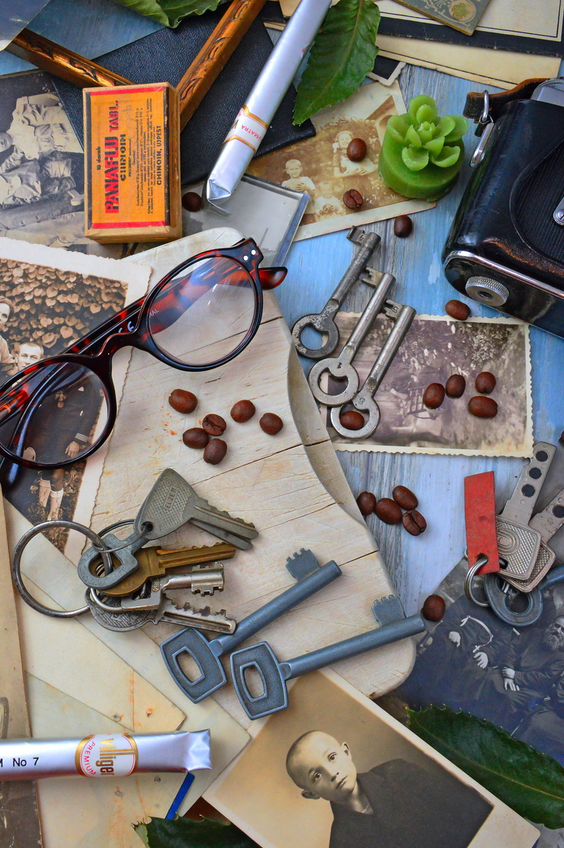photography, old camera, directly above, photo, tool, analog, eyeglasses, still life, beautiful, large group of objects, structure, variation, hand tool