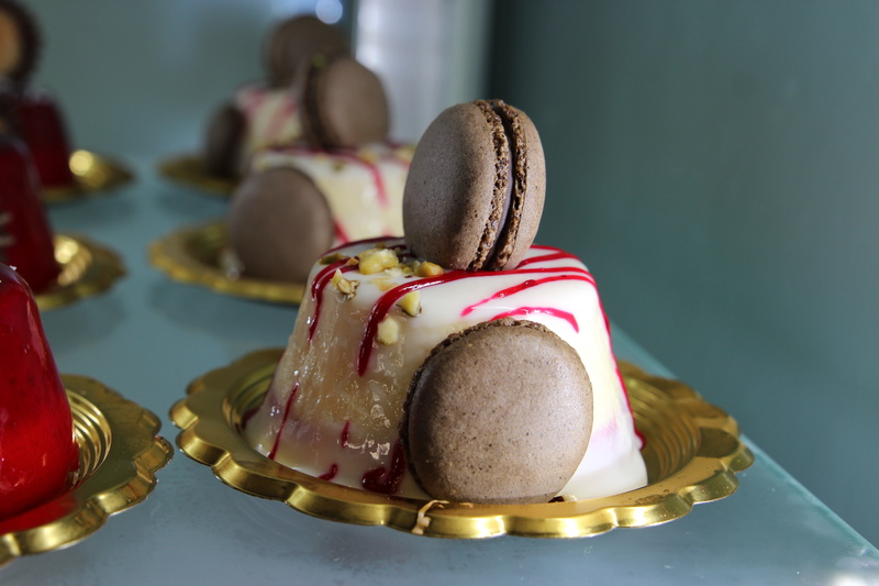 cream, birthday, freshness, fruit, ready-to-eat, cupcake, unhealthy eating, still life, homemade, dessert, focus on foreground, table, party - Social Event