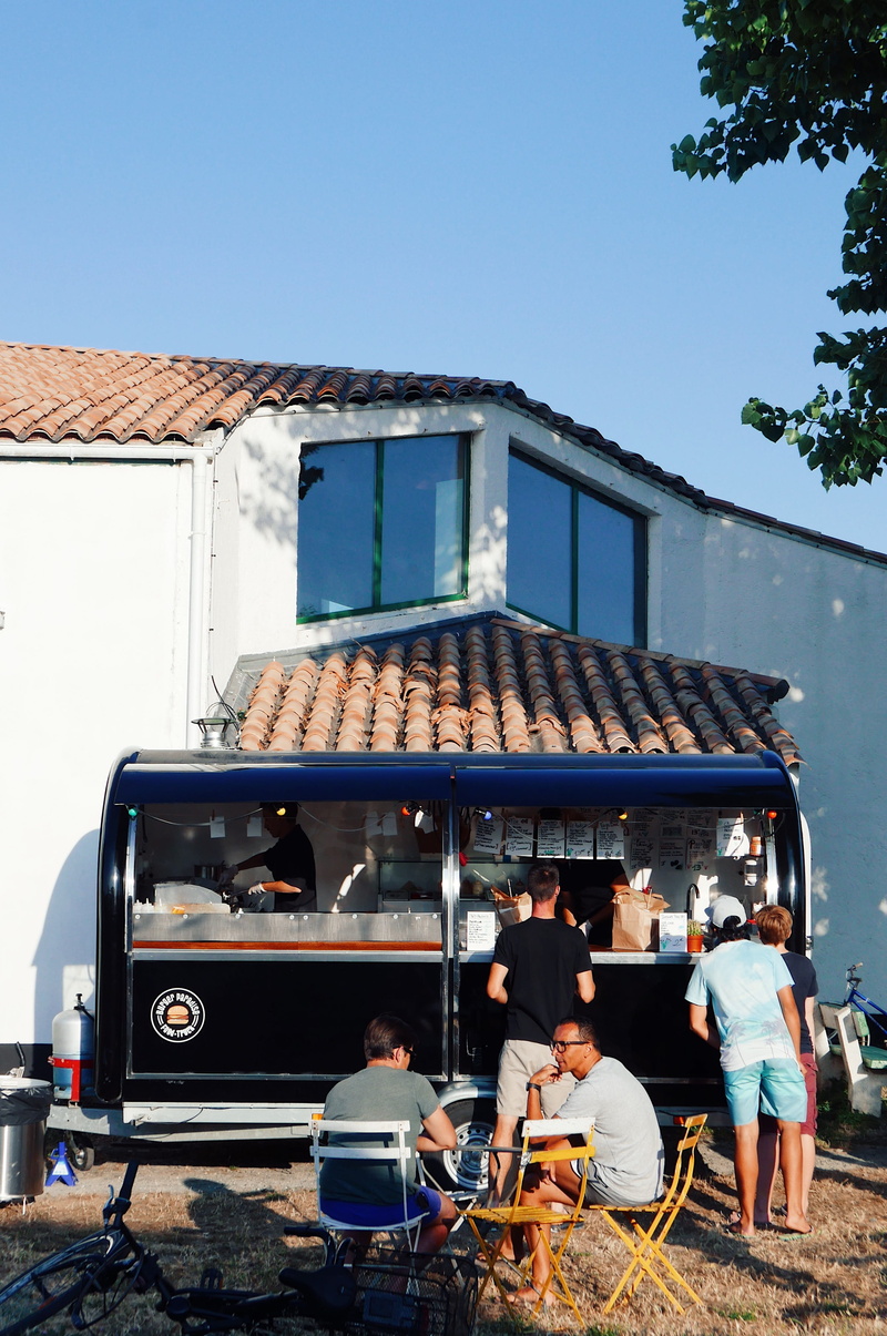 real people, burger, sky, sunlight, seating, people, lifestyles, pop up, outdoors, fries, outdoor, cooking, kitchen, truck, building, île de ré, fresh