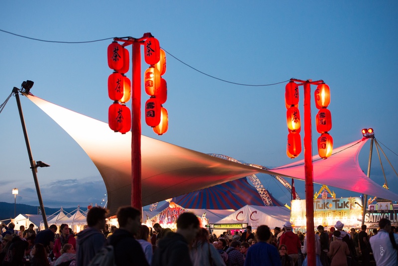 women, men, outdoors, crowd, light, lighting equipment, 1080P, chinese lantern, sky, event, festival, real people, lights, illuminated, adult, flag, celebration