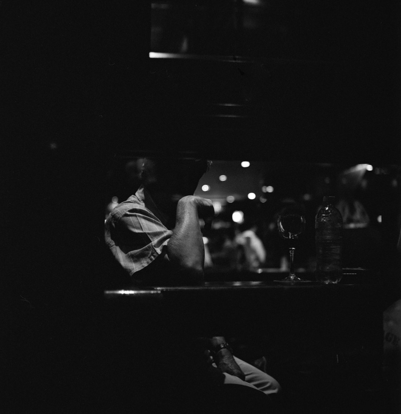 person, guitar, grayscale, group of people, leisure activities, lighting, people, bar - drink establishment, dark, adult, night life, musician, arts culture and entertainment