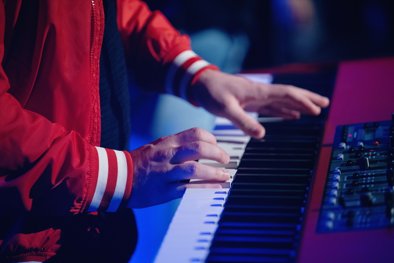 8K, men, human, keyboard, indoors, pianist, piano, leisure activities, musical equipment, nightlife, piano key, finger, person, dance pose, midsection
