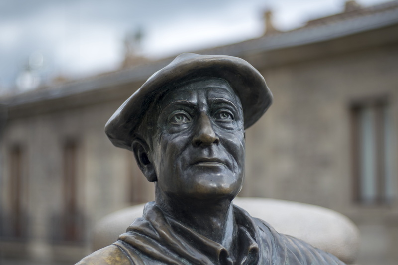 sculpture, low angle view, euskadi, male likeness, close-up, basque country, celedón, craft, vitoria-gasteiz, memorial, focus on foreground, art and craft