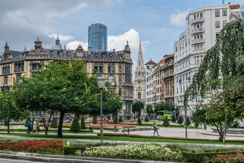 sky, group of people, park, architecture, people, built structure, day, nature, bilbao, holiday, 5K, women, tourism, plant, adult, men, outdoors, city