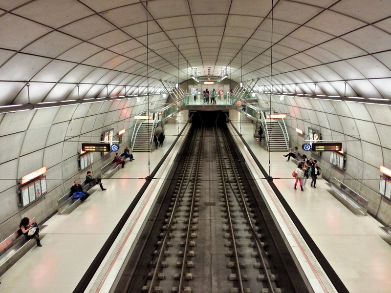 train, real people, indoors, metro, moving walkway, convenience, subway Station, large group of people, passenger, lifestyles, modern, women, euskadi, transportation