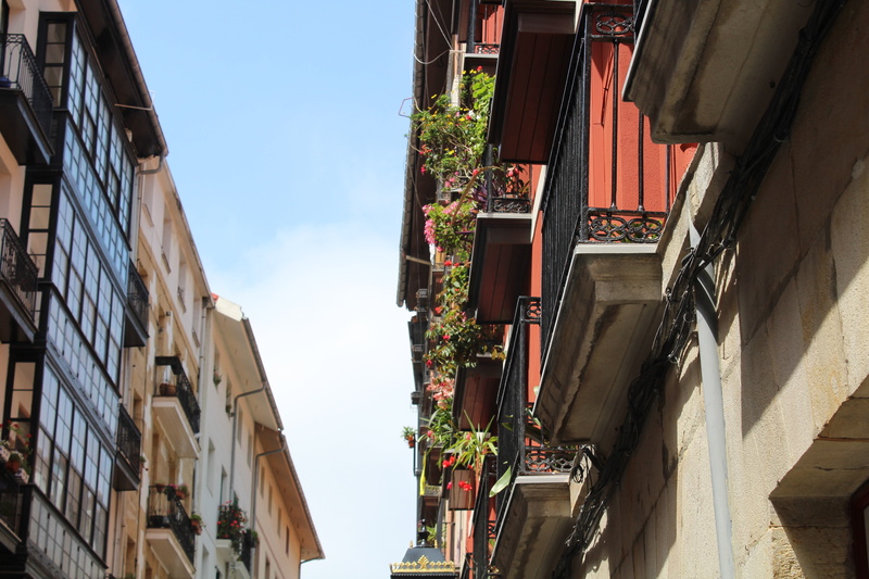 day, sunlight, apartment, balcony, outdoors, city, wall - building feature, sky, residential district, clear sky, house, 5K, alley, built structure, old town