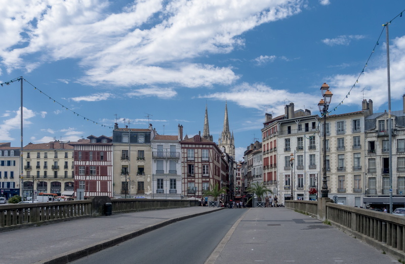 sky, residential district, historic buildings, mode of transportation, building, direction, urban landscape, day, road, car, panoramic, 2K, old town, euskadi