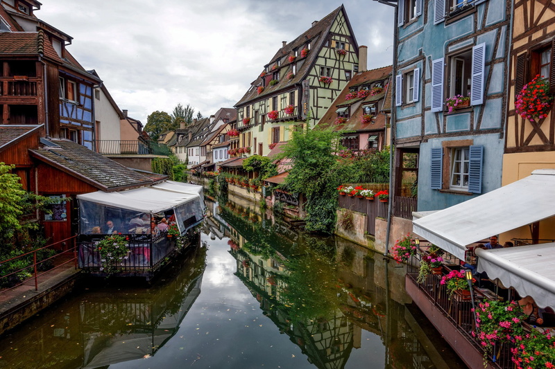blue, cafe, France, sky, canal, flowers, brown, Colmar, timbered, houses, painted, white, 1080P
