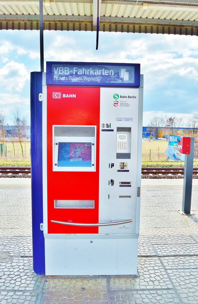 pay, fuel and power generation, ticket machine, 5K, cloud - sky, day, railway station, platform, vending machine, refueling, outdoors, gas station, western script