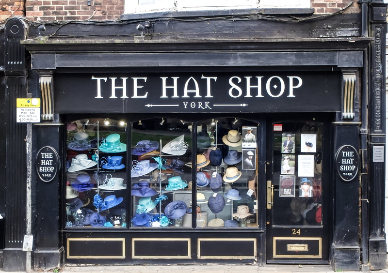 sign, business, architecture, city, glass - material, hats, hat sale, window, advertisement, choice, non-western script, 2K, script, no people, western script