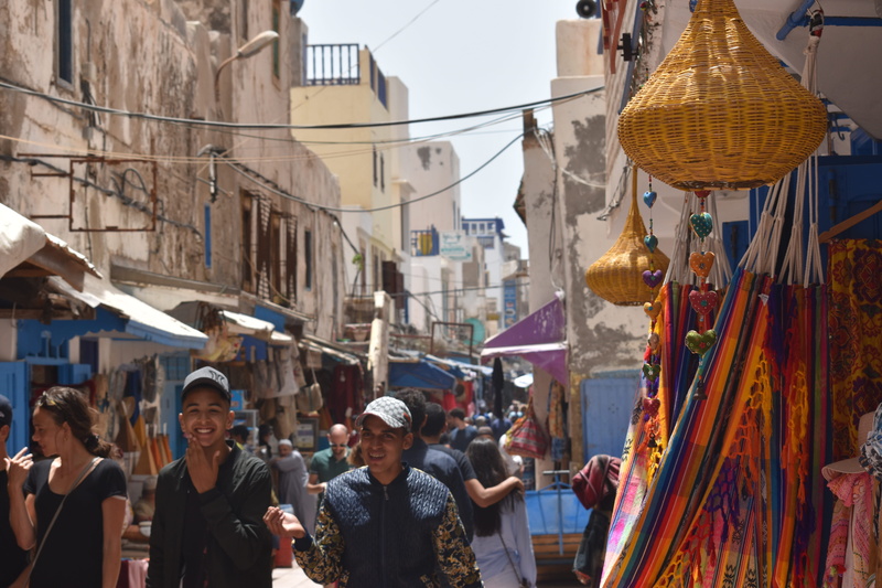 marrakesch, spirituality, lifestyles, portrait, bazaar, pedestrian, group of people, building, hanging, morocco, silk, real people, turban, smiling, undershirt