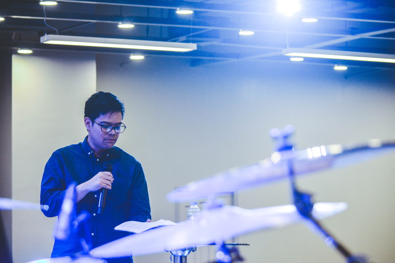 working, young adult, 5K, sleeve, mid adult, occupation, eyeglasses, one person, lighting equipment, men, clothing, electronics, shirt, musical instrument