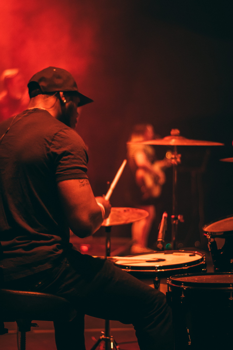 singer, instrument, stringed instrument, event, festival, drum - percussion instrument, shirt, rear view, musical instruments, men, musical equipment, percussion instrument