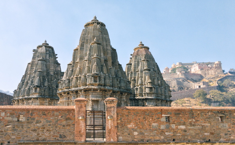 pagoda, tower, architecture, temple, history, town, built structure, 2K, photo, urban, clear sky, outdoors, castle, kumbhalgarh, shrine, building, spirituality
