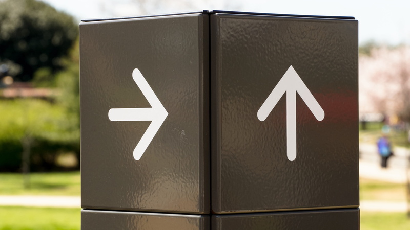 5K, text, Arrow, arrow symbol, path, transportation, Direction, day, symbol, pointer, road, guidance, no people, signpost, route, label, focus on foreground