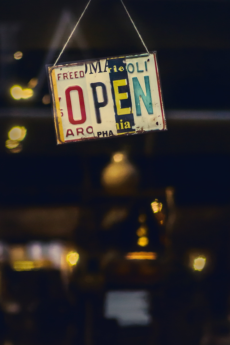 guidance, signage, number, 5K, transportation, capital letter, sign, blur, no people, glare, taxi, selective focus, night, communication, road sign, road