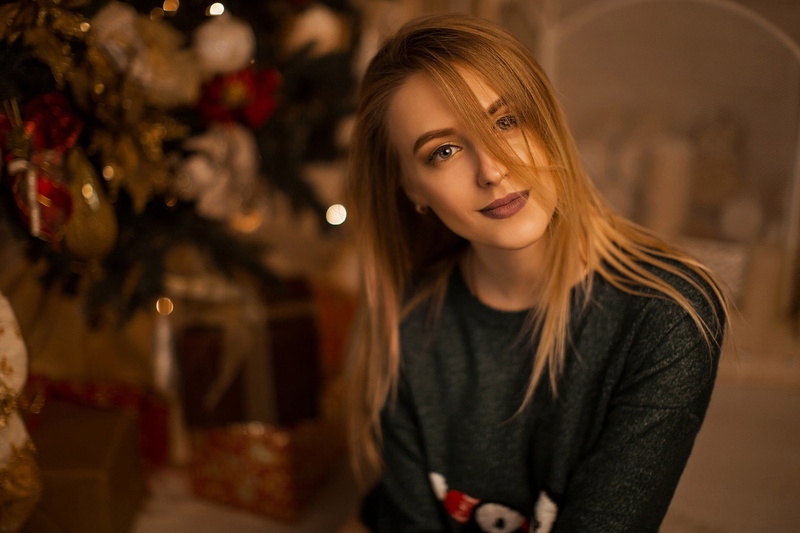 hair in face, smiling, women, 1080P, blonde, portrait, depth of field