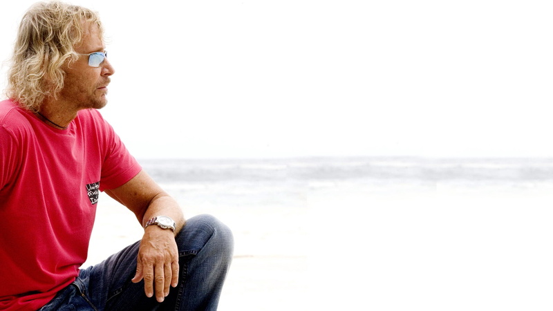 looking, s, marcos valle, gray hair, looking away, land, 1080P, sea, leisure activity, adult, hairstyle, men, one person, beach, t, eyeglasses, jeans