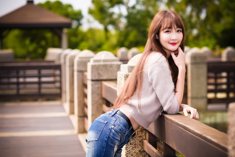 trees, pullover, railing, 5K, looking at viewer, long hair, women, depth of field, red lipstick, belt, jeans, brunette, pavilion, model, Asian, leaning