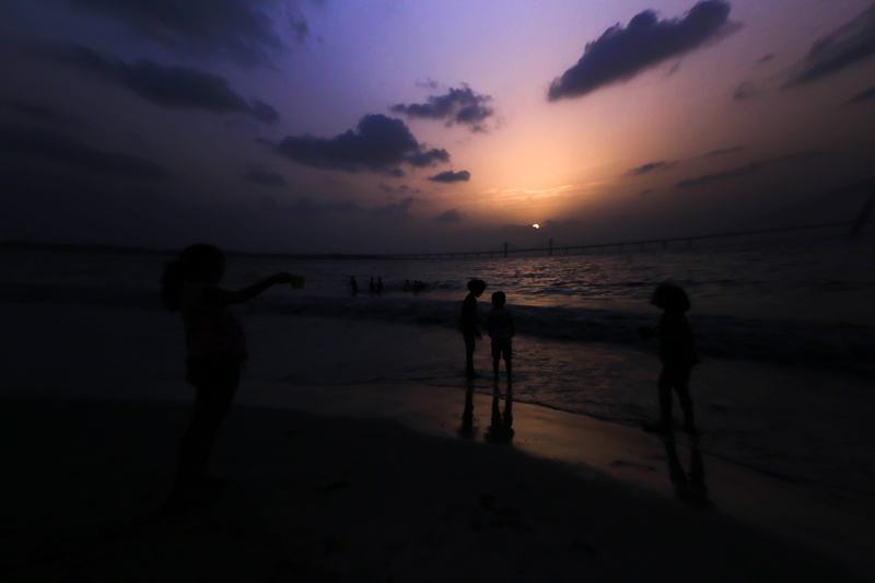outdoors, sea, standing, sun, nature, 5K, beach, land, scenics - nature, shivaji park, sky, group of people, leisure activity, holiday, water, horizon