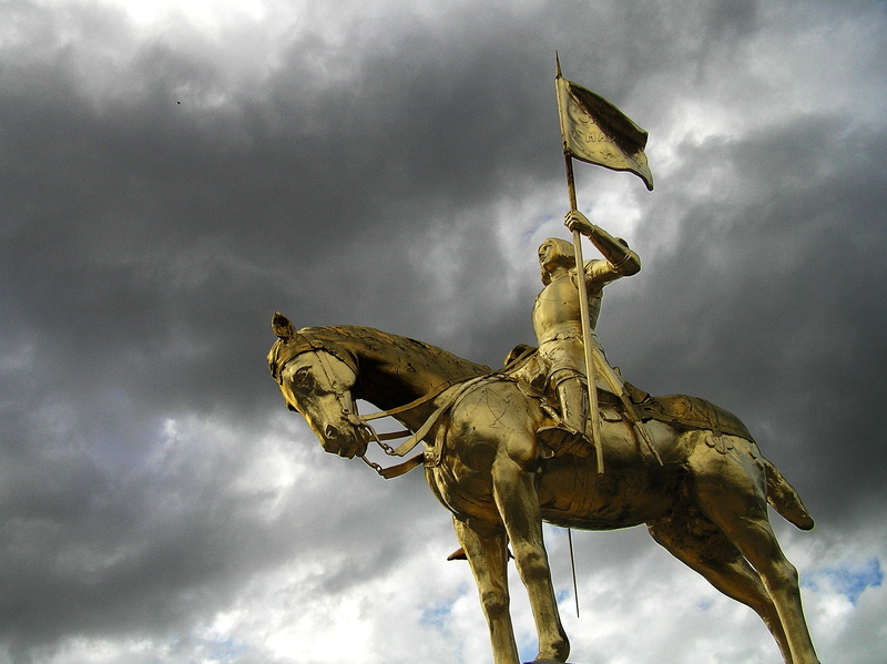 the past, storm, monument, flag, angel, outdoors, sculpture, arc, human representation, golden statue, statue, legend, brave, horse, joan of arc, joan
