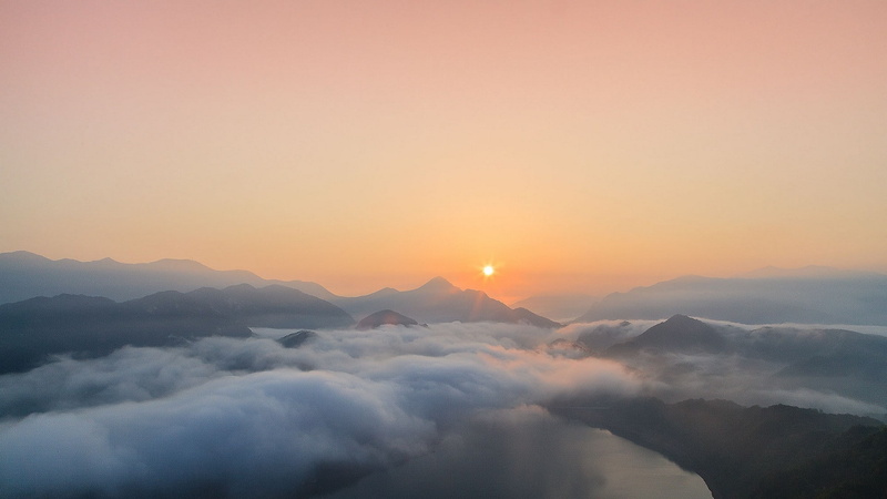 mountain peak, 1080P, mountain range, sky, aerial view, fog, softness, mountains, cloud - sky, tranquility, lake, environment, copy space, sunset, beauty in nature
