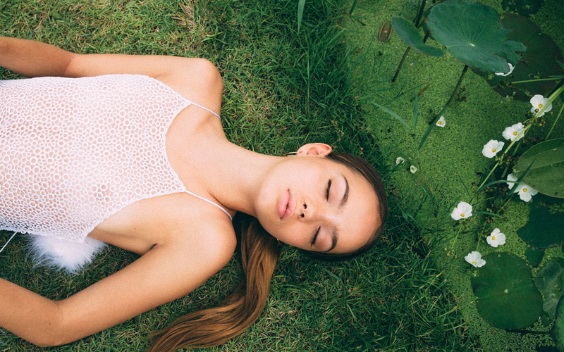 field, lifestyles, lying down, williams, resting, model, plant, high angle view, girl, summer, young women, young adult, real people, outdoors, beautiful woman
