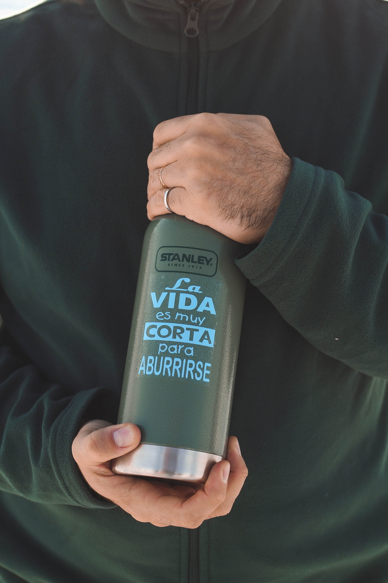 human hand, holding, men, la, adult, lifestyles, communication, food and drink, standing, close-up, western script, text, muy, one person, vida, corta