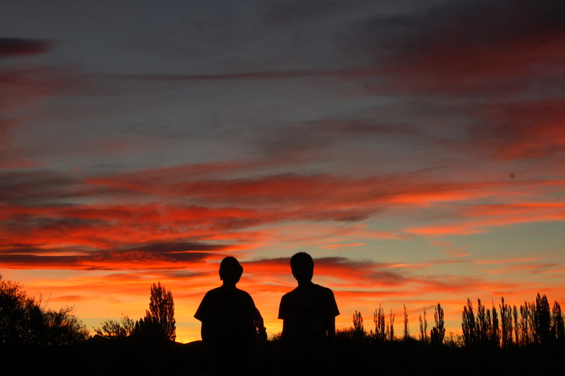 people, sky, positive emotion, lifestyles, men, silhouette, looking at view, tranquility, standing, 2K, togetherness, piedra parada, outdoors, beauty in nature