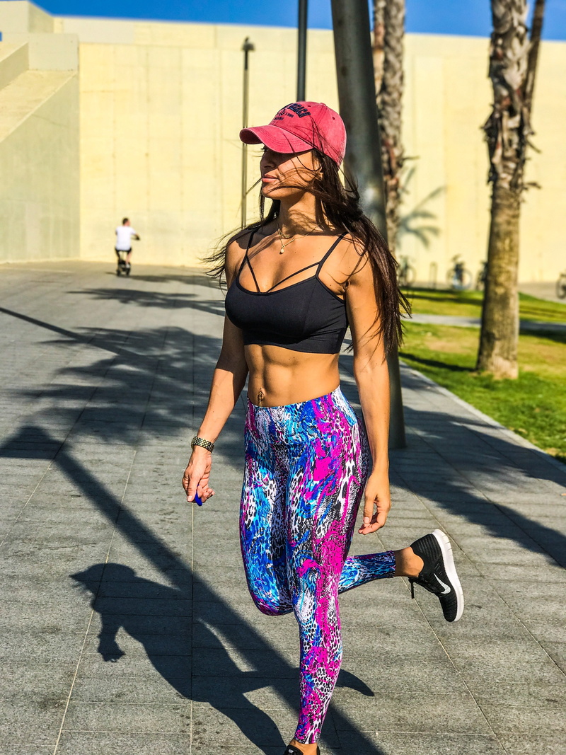 adult, real people, casual clothing, city, 4K, leisure activity, incidental people, lifestyles, sport, training, body, hairstyle, fitness, exercise, latino