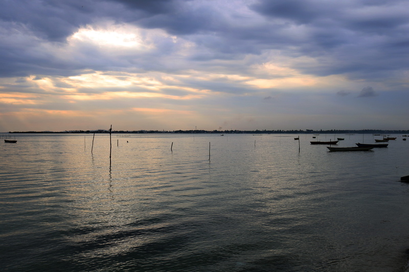 non-urban scene, waterfront, mode of transportation, cloud - sky, tranquility, bahia, salinas, idyllic, water, 5K, dawn, sea, wooden post, sky, beach