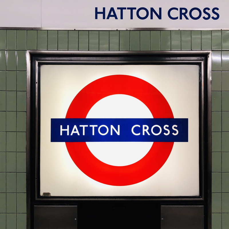 spoke, geometric shape, red, trademark, information sign, monitor, hatton, electronics, communication, close-up, 2K, cross, machine, tv, information, wall - building feature