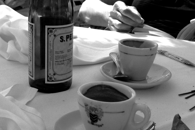hand, spoon, container, holding, food and drink, restaurant, unrecognizable person, latte, cutlery, close-up, coffee, indoors, beverage, wine, 2K, real people