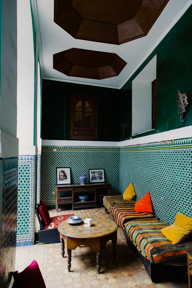 ceiling, cushion, seat, green, living room, high ceiling, chairs, hotel room, luxury, traditional design, 2K, inside, table, waiting room, wooden, window