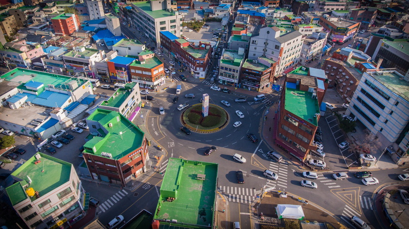 transportation, outdoors, 4K, high angle view, city street, mode of transportation, building, building exterior, skyscraper, aerial view, nature, city life