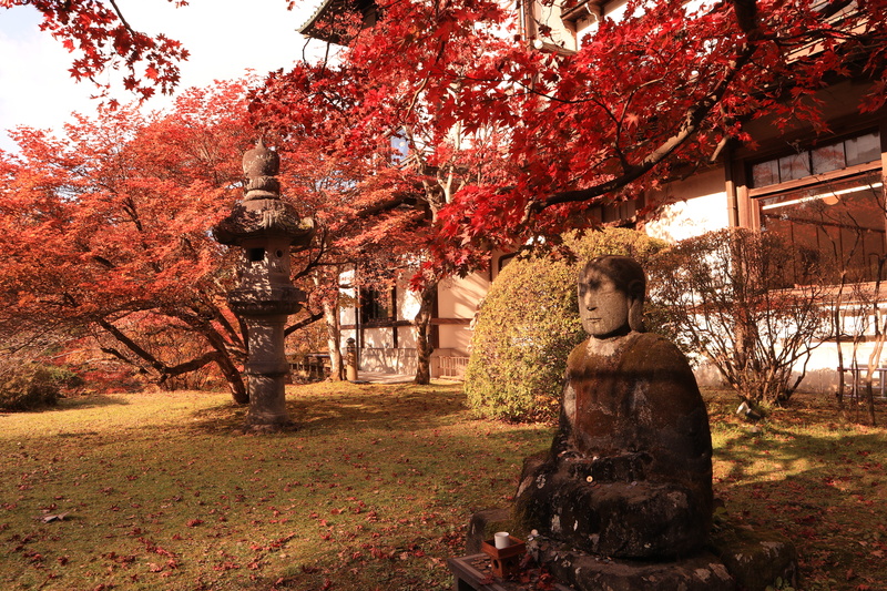 idol, change, pagoda, statue, outdoors, cherry blossom, male likeness, nikko, day, plant, built structure, sculpture, tree, creativity, art and craft, human representation