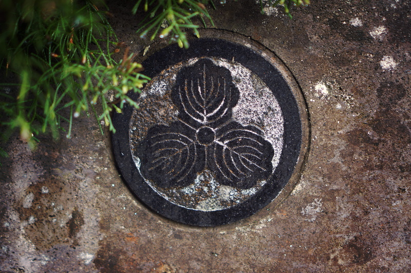 textured, no people, close-up, emblem, pattern, art and craft, marking, manhole, 4K, outdoors, shape, flower, history, day, directly above, floral pattern