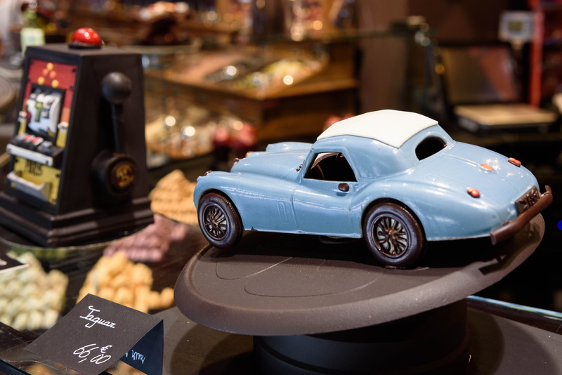 modern, focus on foreground, retro, die, scale, toy, 5K, street, vintage, number, vintage car, no people, selective focus, city, luxury, classic, model