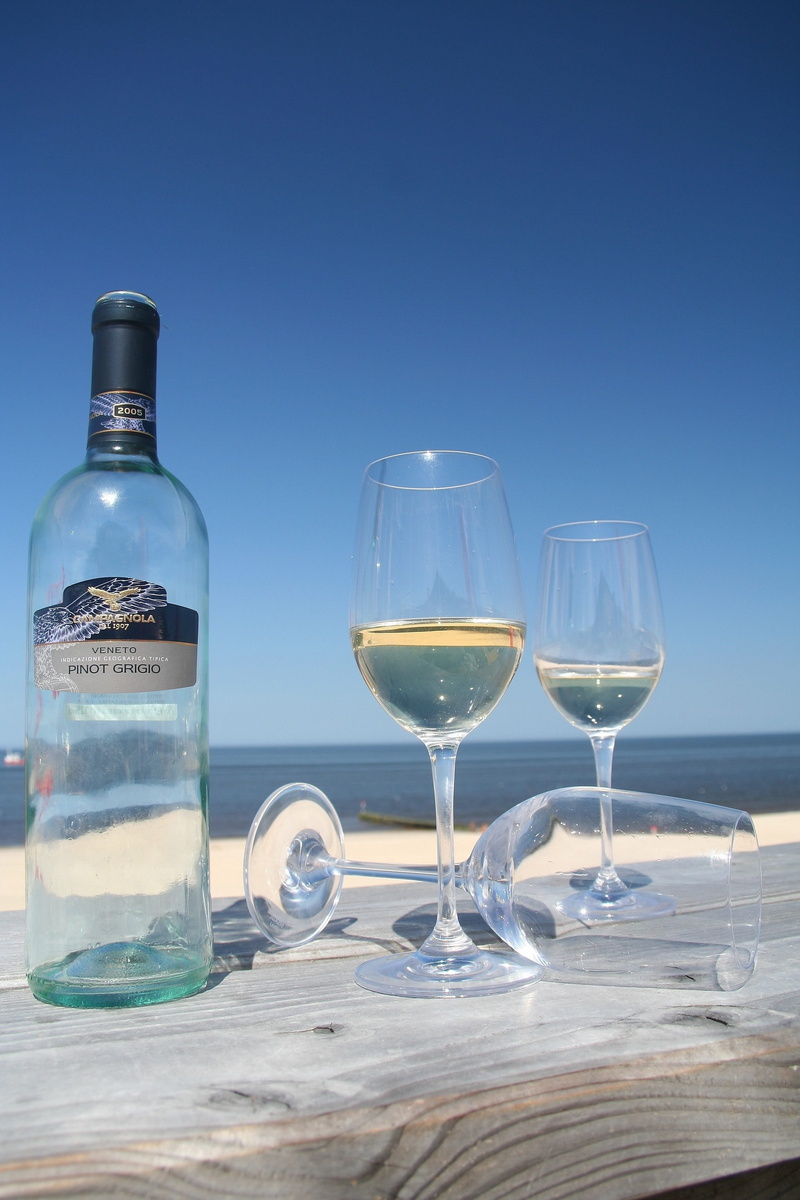 glasses, bottle, blue background, household equipment, glass, sky, arrangement, wine, 2K, freshness, drink, blue, no people, sylt, wineglass, glass - material