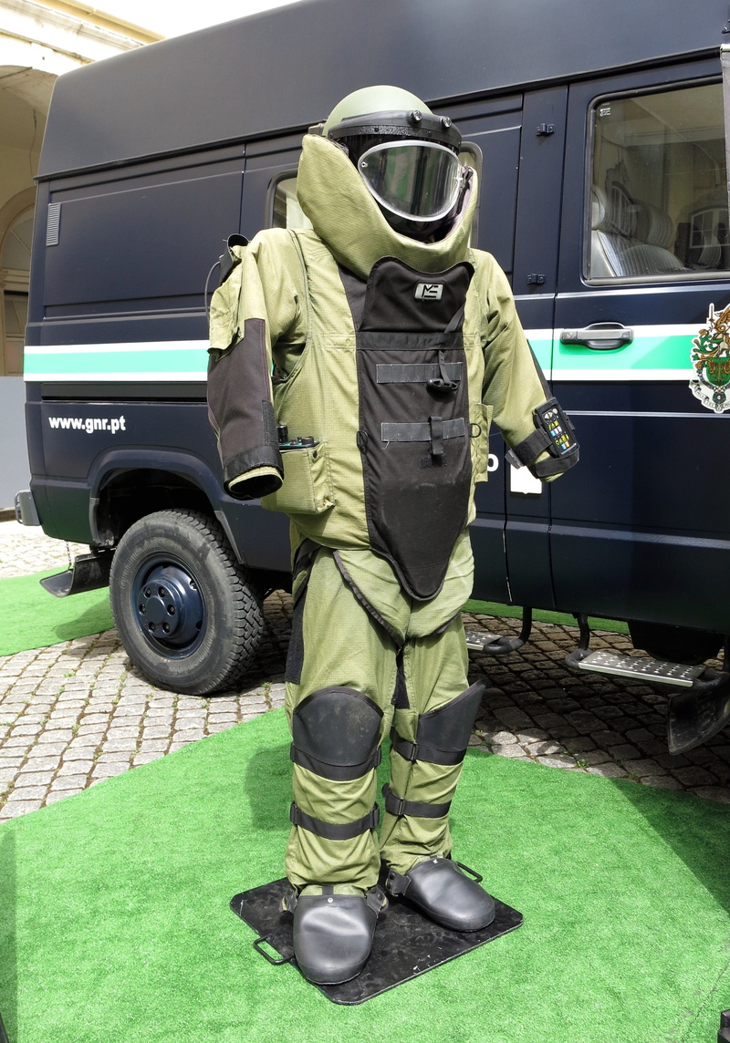 suit, poisonous, security, explosive, land vehicle, safety, protection, command, protective workwear, government, standing, clothing, 2K, occupation, men