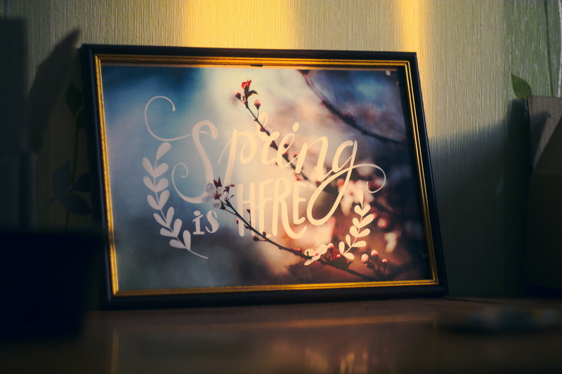 table, creativity, sun, interier, home interior, human representation, home, grame, screen, arts culture and entertainment, representation, close-up, flat screen