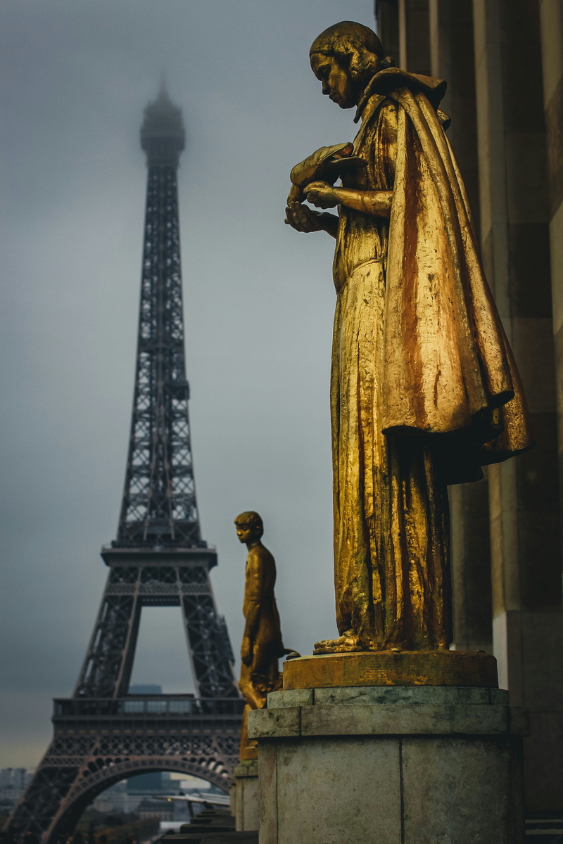 representation, grey, city, metropole, statue, outdoors, built structure, architecture, low angle view, trisstes, sculpture, the past, tall - high, sky