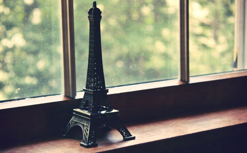 flooring, no people, miniature, Pretty, focus on foreground, 5K, eiffel, window frame, close-up, Window, absence, Macro, sunlight, black, transparent