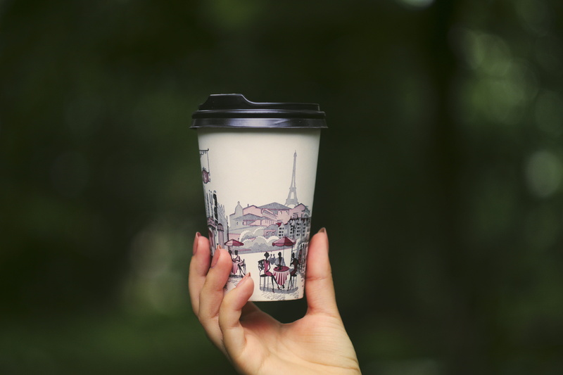 holding, nature, finger, drink, red, food and drink, hand, outdoors, one person, hend, disposable, 5K, green, household equipment, coffee to go, close-up