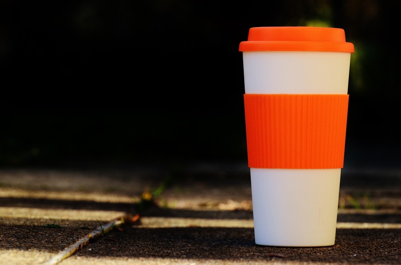 2K, transportation, trinkbecher, tumbler, focus on foreground, coffee to go, food, on the go, black, outdoors, still life, white, drink, coffee, copy space