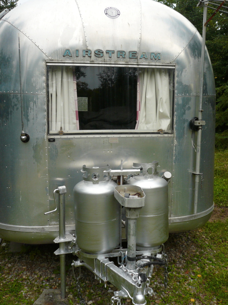 trailer, metal, land, storage tank, window, mobile, airstream, nature, public transportation, outdoors, day, grass, abandoned, transportation, land vehicle