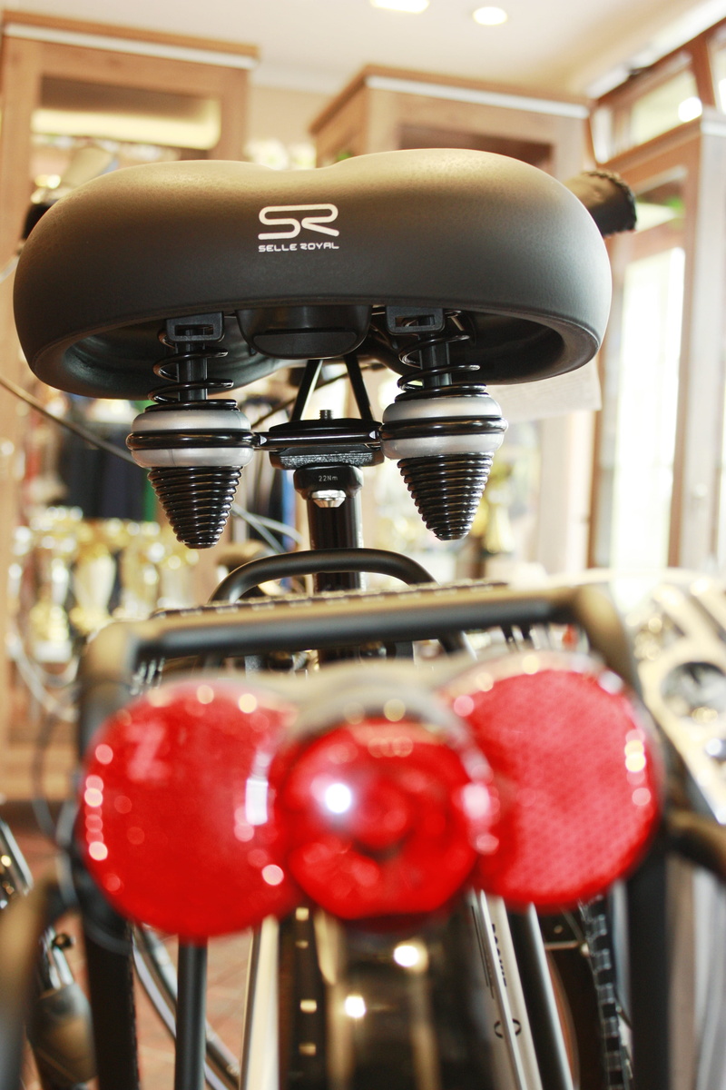 control, Bike, communication, 4K, Springs, technology, indoors, microphone, cafe, input device, close-up, no people, selective focus, black, arts culture and entertainment