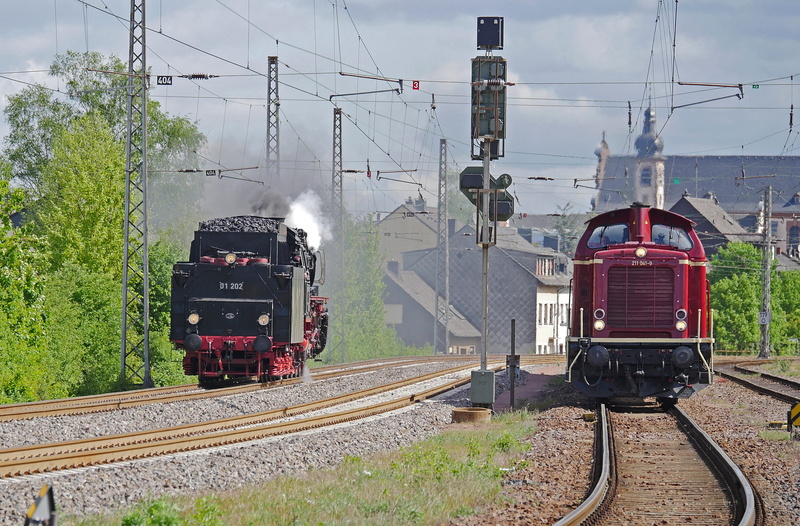 atmosphere, motion, church, railway, diesel locomotive, steam locomotive, 01202, mode of transportation, v 100, train, public transportation, railroad track