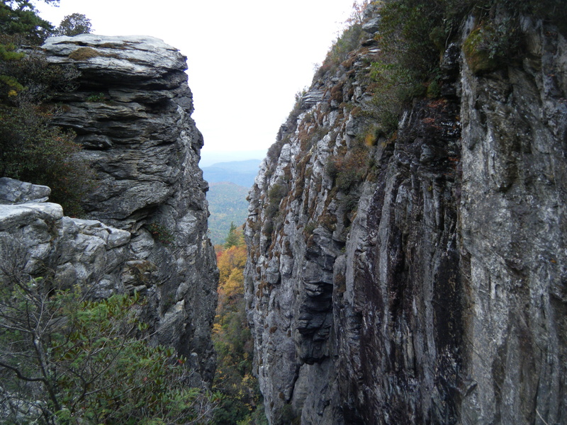 rock formation, blue, scenic, national, plant, carolina, cliff, vista, land, wilderness, travel, Table, solid, beauty in nature, tree, sky, Rock, non-urban scene